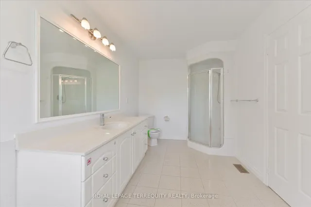 Additional image 25 of 2216 Dunvegan Ave