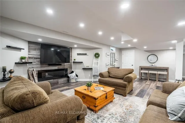 Additional image 37 of 40 COMMANDO Crt