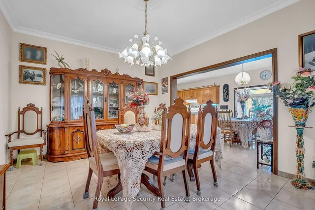 Additional image 16 of 27 Mulholland Ave