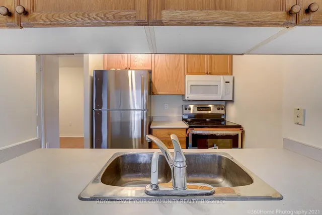 Additional image 8 of 889 Bay St Unit 512