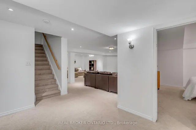 Additional image 42 of 1036 Hemstreet Cres