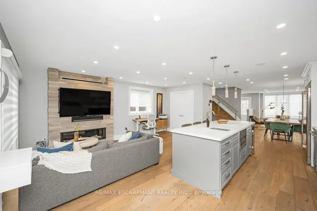 Additional image 10 of 820 Cosburn Ave