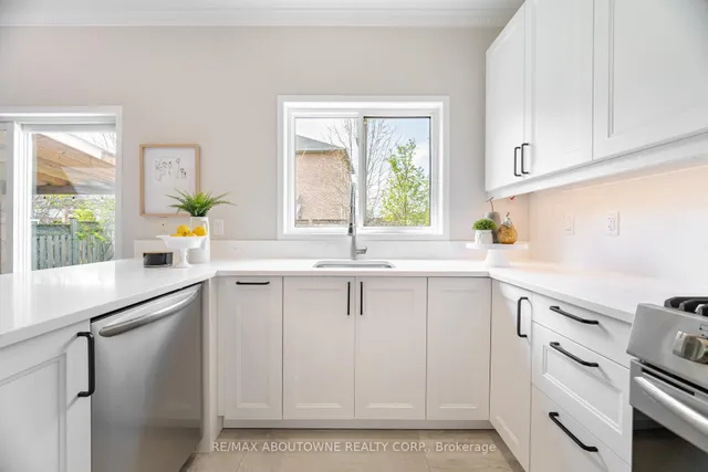 Additional image 17 of 1046 Holdsworth Cres