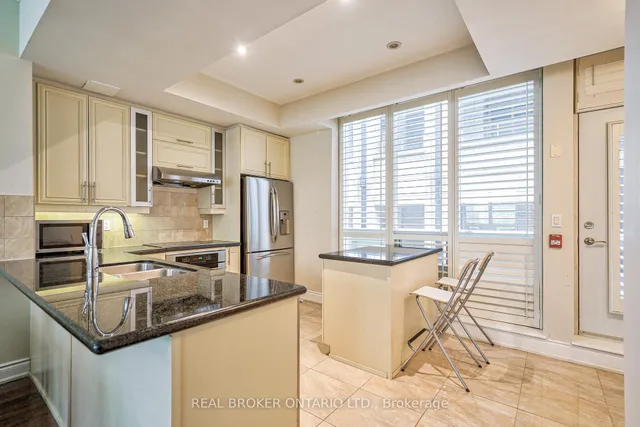 Additional image 18 of 761 Bay St Unit TH08