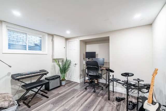 Additional image 39 of 2399 MALCOLM Cres