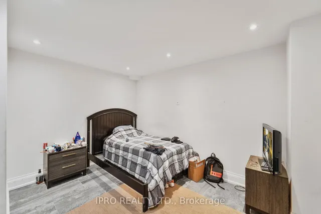 Additional image 35 of 55 Yorkdale Cres