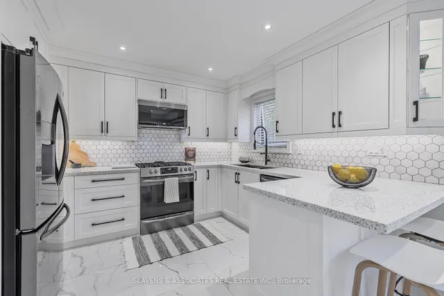 Additional image 12 of 30 Charleswood Circ