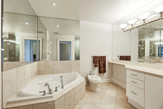 Additional image 31 of 38 Avenue Rd Unit 1201