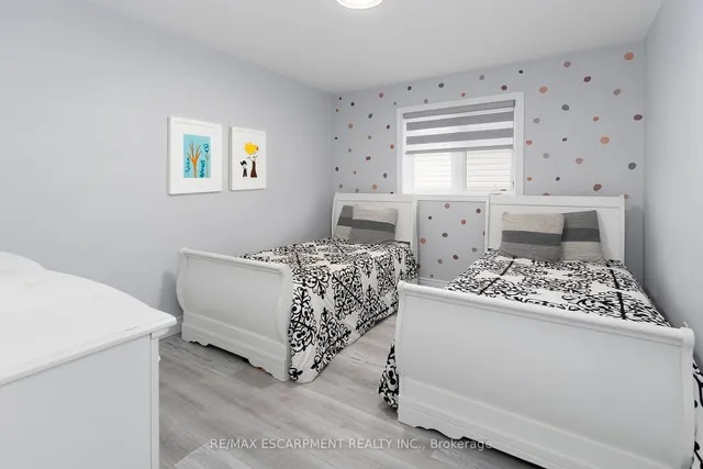 Additional image 15 of 24 Dunvegan Pl