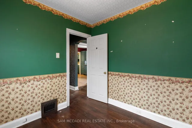 Additional image 17 of 319 Cosburn Ave