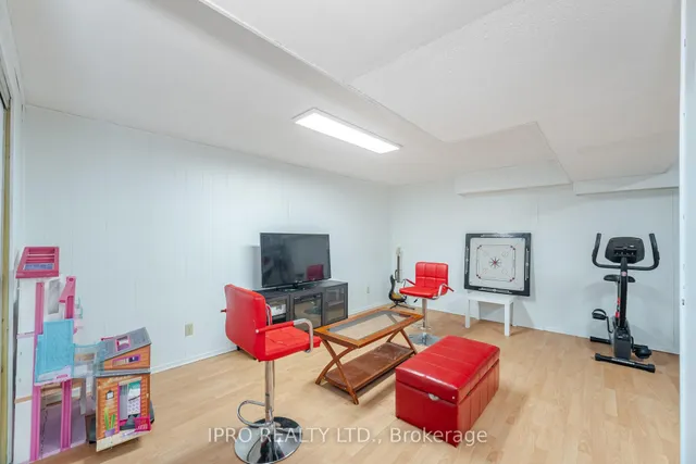 Additional image 33 of 738 Greycedar Cres