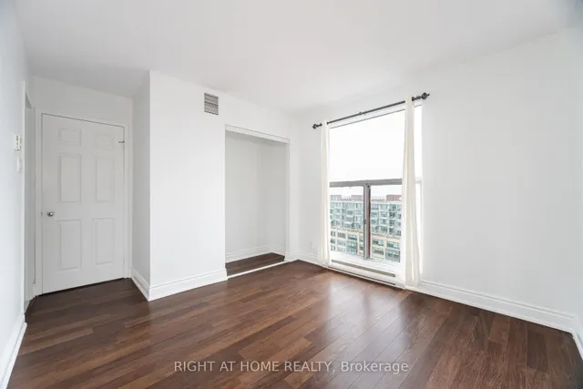 Additional image 31 of 77 Harbour Sq Unit 1812