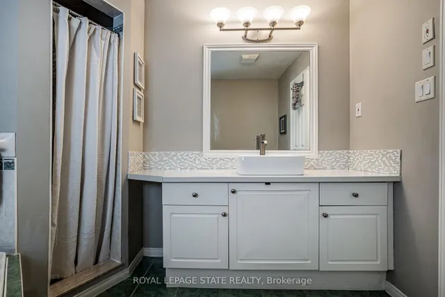 Additional image 26 of 19 Claudette Gate