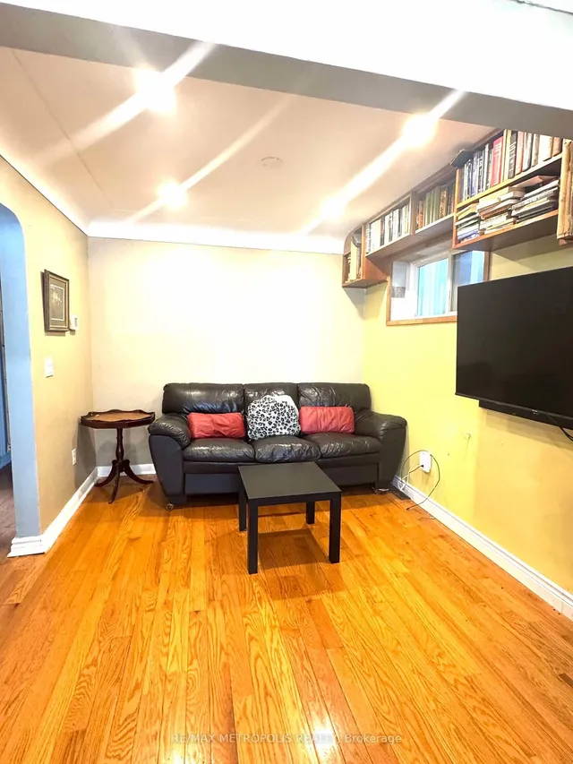 Additional image 5 of 982 Cosburn Ave