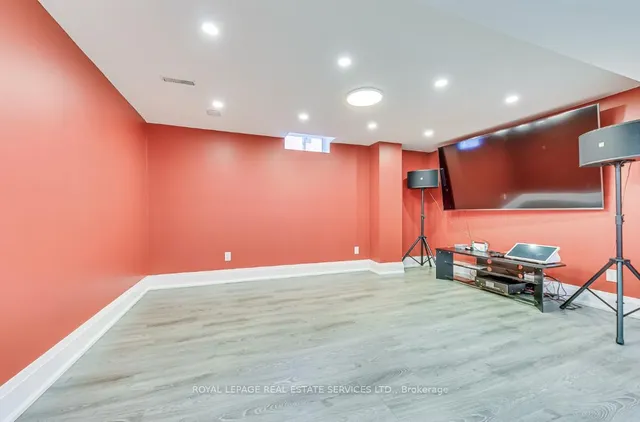 Additional image 37 of 1097 Grandeur Cres