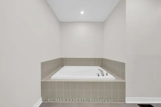 Additional image 37 of 108 Little Britain Cres