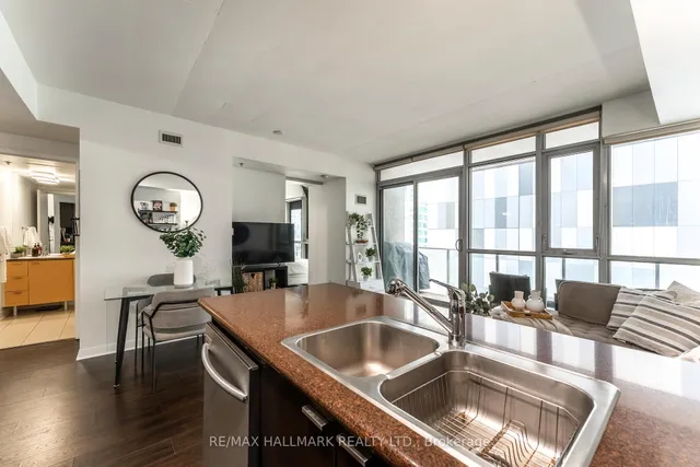 Additional image 16 of 375 King St Unit 1406