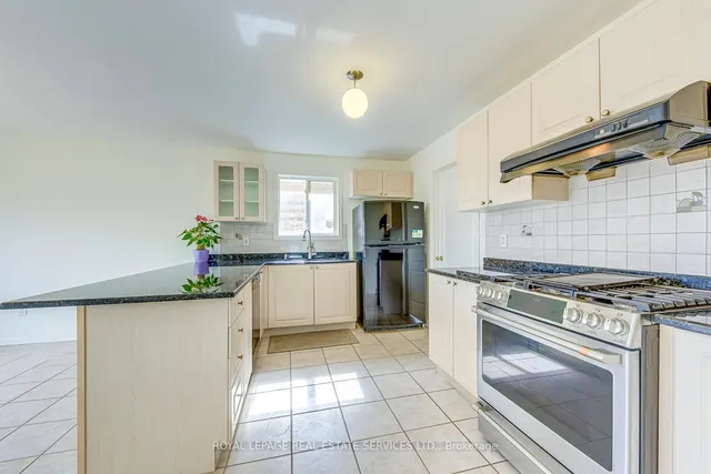 Additional image 15 of 1652 Allan Cres