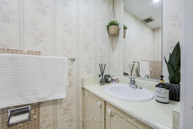 Additional image 17 of 1276 HILLVIEW Cres