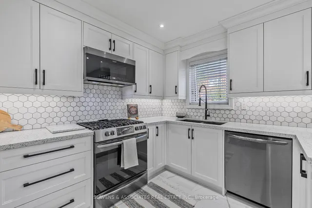 Additional image 13 of 30 Charleswood Circ