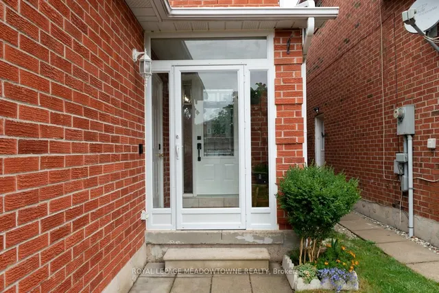 Additional image 3 of 32 Clarridge Crt