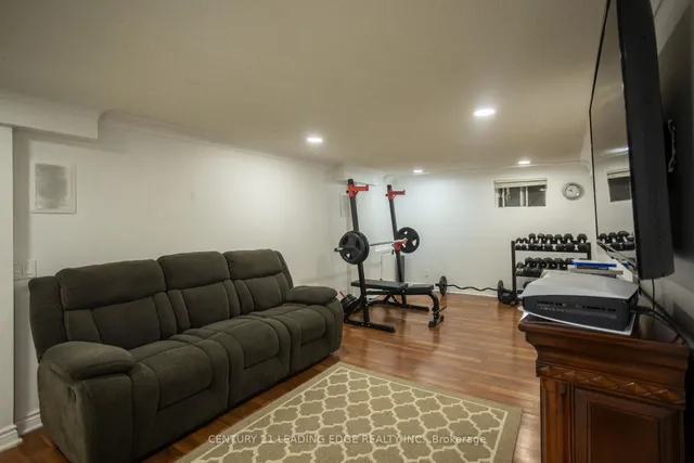 Additional image 33 of 111 Folkstone Cres