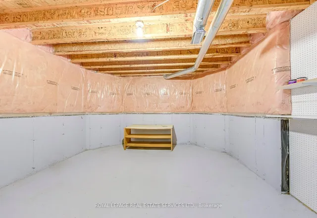 Additional image 41 of 1652 Allan Cres