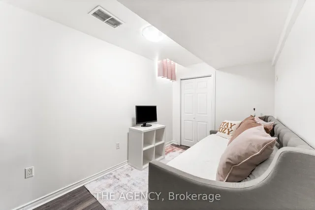 Additional image 22 of 35 McMullen Cres Unit 35