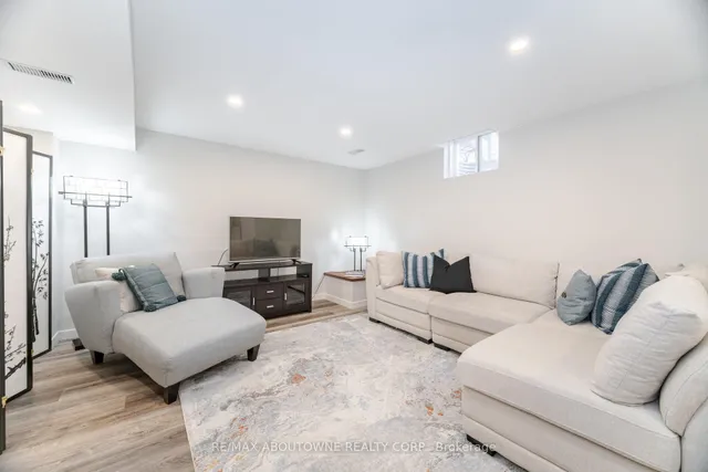 Additional image 40 of 1046 Holdsworth Cres