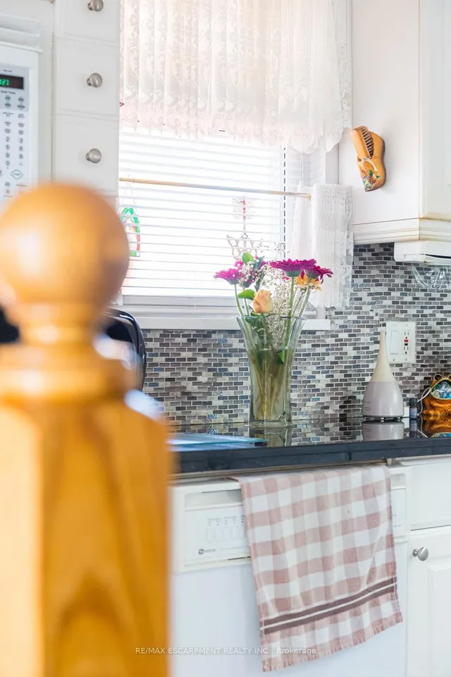 Additional image 11 of 773 Queensdale Ave