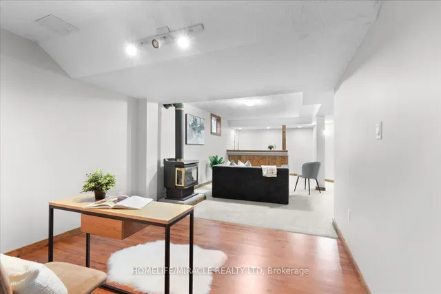 Additional image 32 of 102 Northmanor Cres