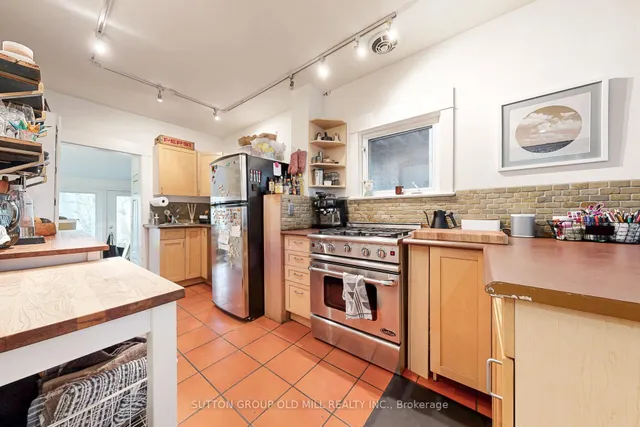 Additional image 17 of 1058 College St