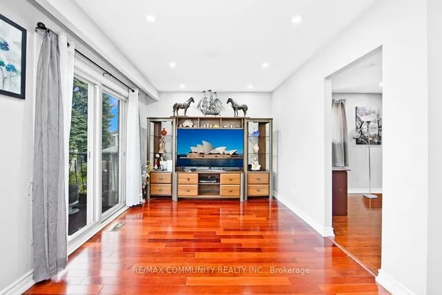 Additional image 12 of 17 Tineta Cres