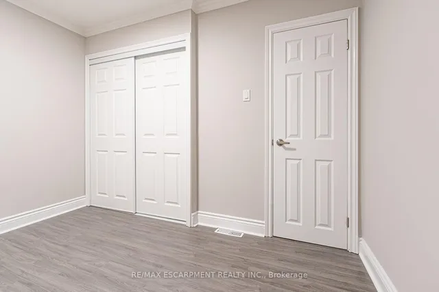 Additional image 24 of 18 MILES St