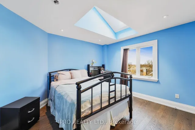 Additional image 31 of 55 Yorkdale Cres