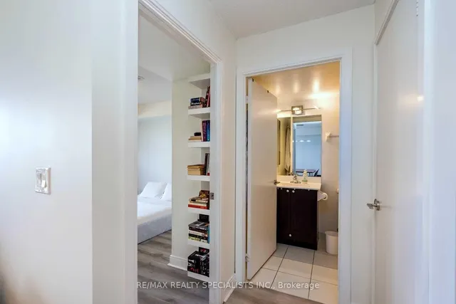 Additional image 10 of 151 Village Green Sq Unit 2710