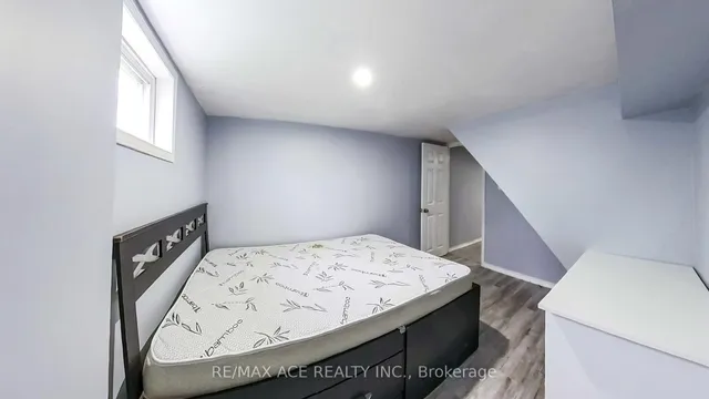 Additional image 33 of 114 Royal Ave