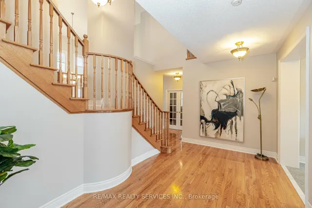 Additional image 22 of 32 Radial St