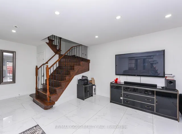 Additional image 11 of 17 Penguin Lane