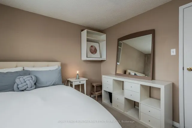 Additional image 20 of 2383 Cotswold Cres