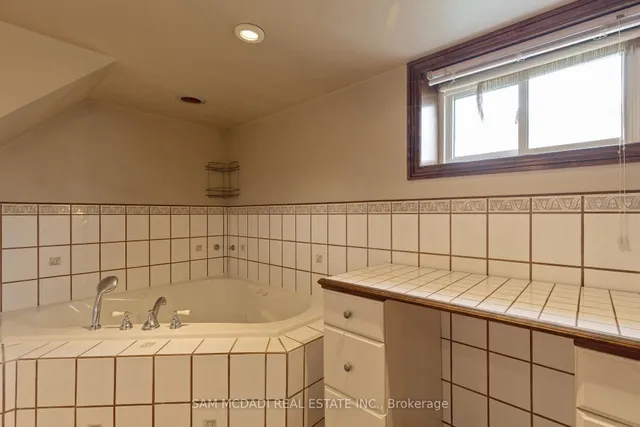 Additional image 27 of 319 Cosburn Ave