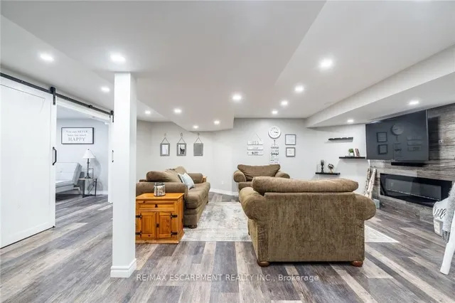 Additional image 35 of 40 COMMANDO Crt