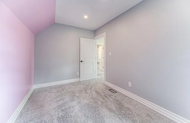 Additional image 35 of 31 Dekay St