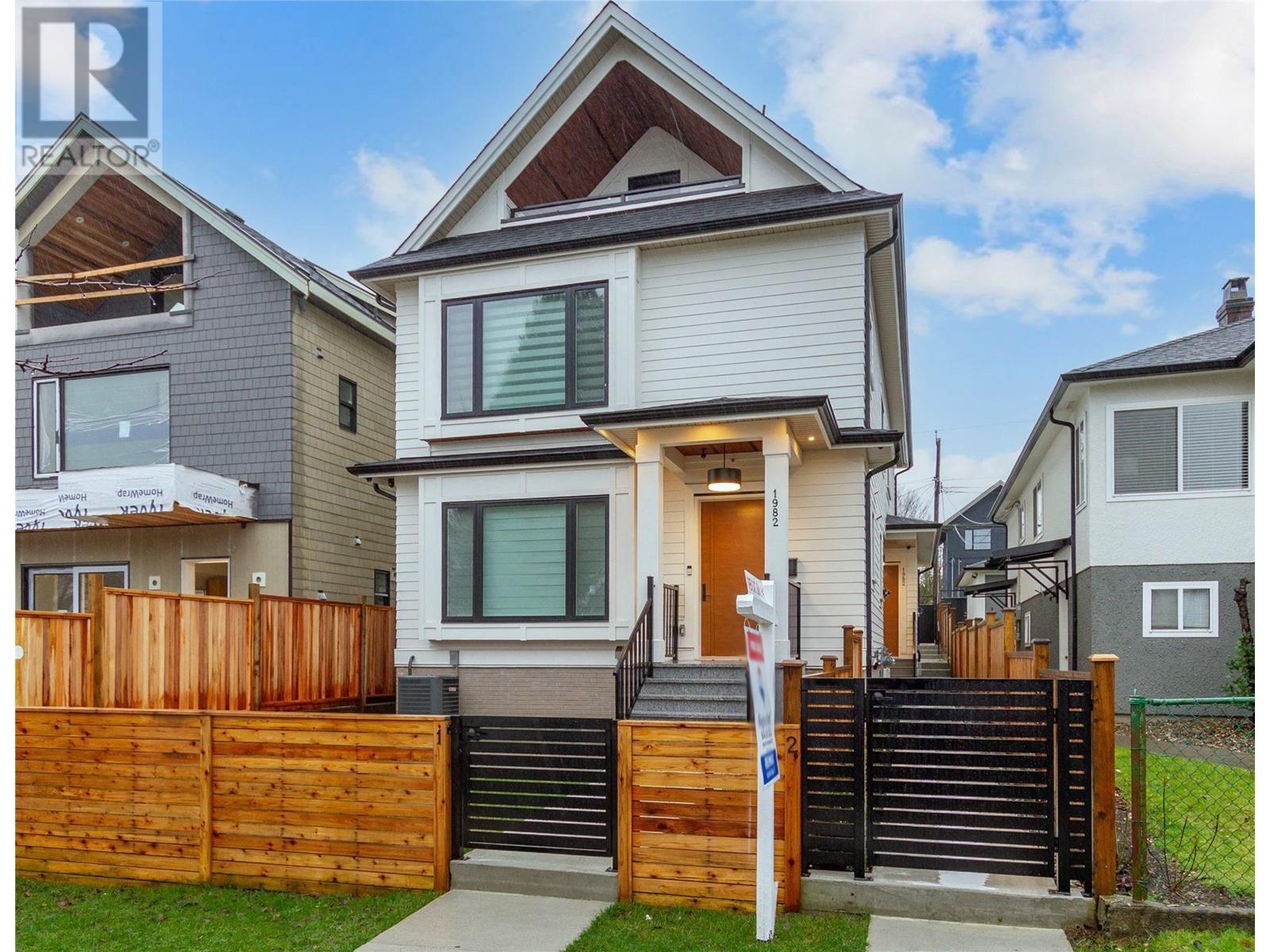 2 1982 VENABLES STREET|Vancouver, British Columbia V5L2H8