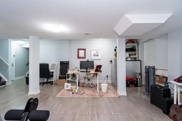 Additional image 42 of 62 Dunvegan Cres