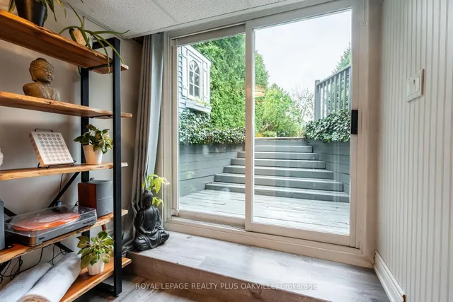 Additional image 31 of 548 Regina Dr