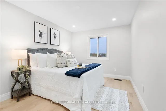 Additional image 22 of 102 Northmanor Cres