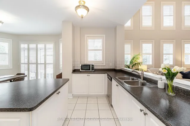 Additional image 13 of 32 Radial St