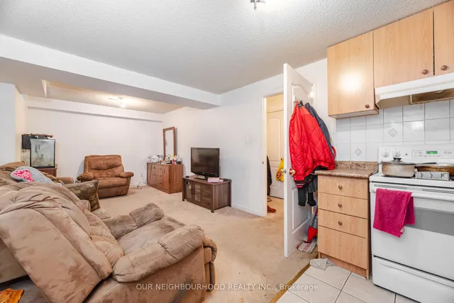 Additional image 31 of 71 Giraffe Ave