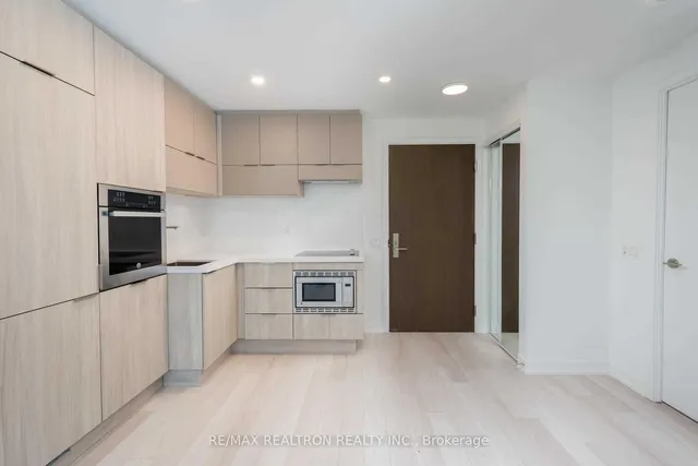 Additional image 4 of 39 Roehampton Ave Unit 806